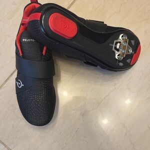 Peloton unisex altos Cycling Shoes in Black and Red